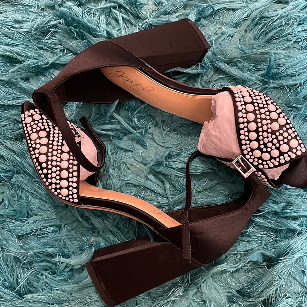 This cute wedge can be used for a wedding or etc